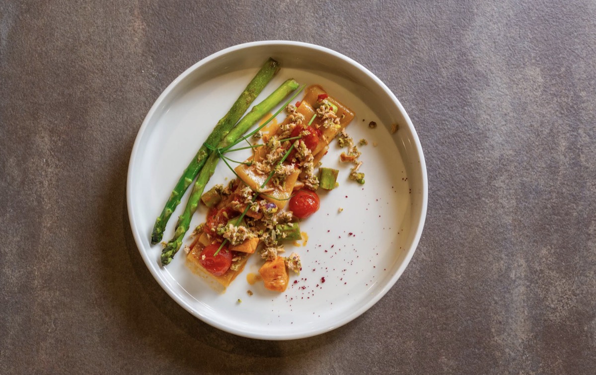 Sea bass with grilled asparagus